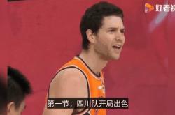 包含本泽马场边指挥情绪激动，热刺队员怒摔水瓶的词条